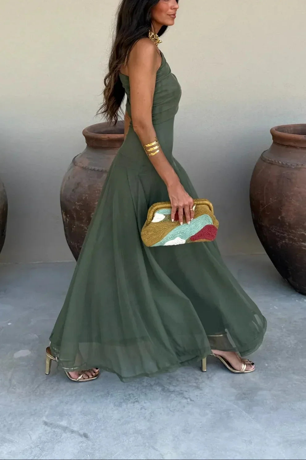 Elegante vestido largo plisado de invitada de boda con un solo hombro | Maxi