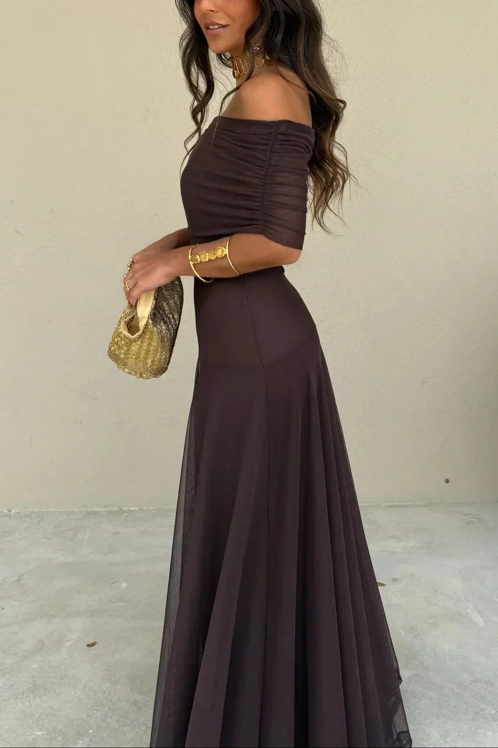 Elegante vestido largo plisado de invitada de boda con un solo hombro | Maxi