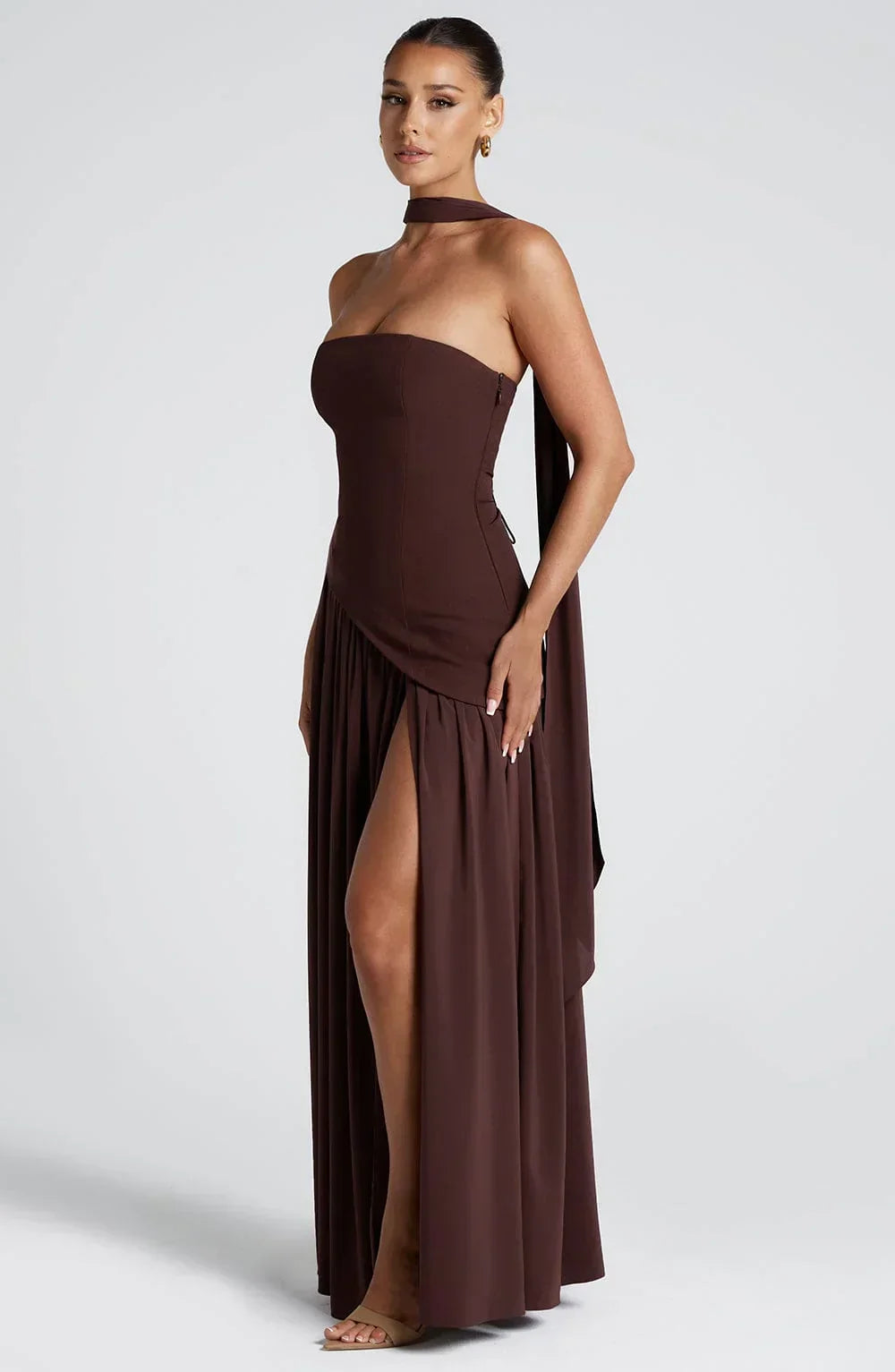 Elegante vestido largo de invitada de boda palabra de honor con corsé y abertura alta | Maxi