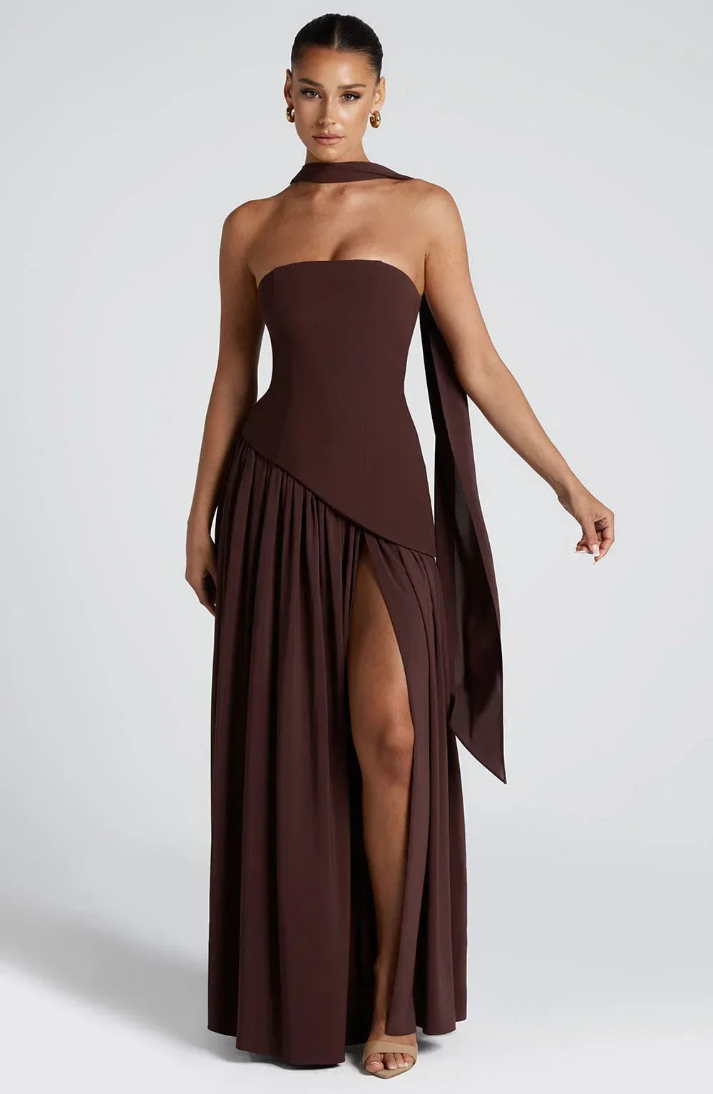 Elegante vestido largo de invitada de boda palabra de honor con corsé y abertura alta | Maxi
