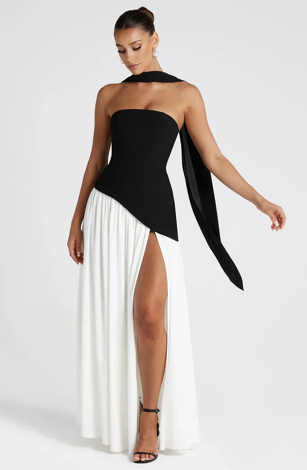 Elegante vestido largo de invitada de boda palabra de honor con corsé y abertura alta | Maxi