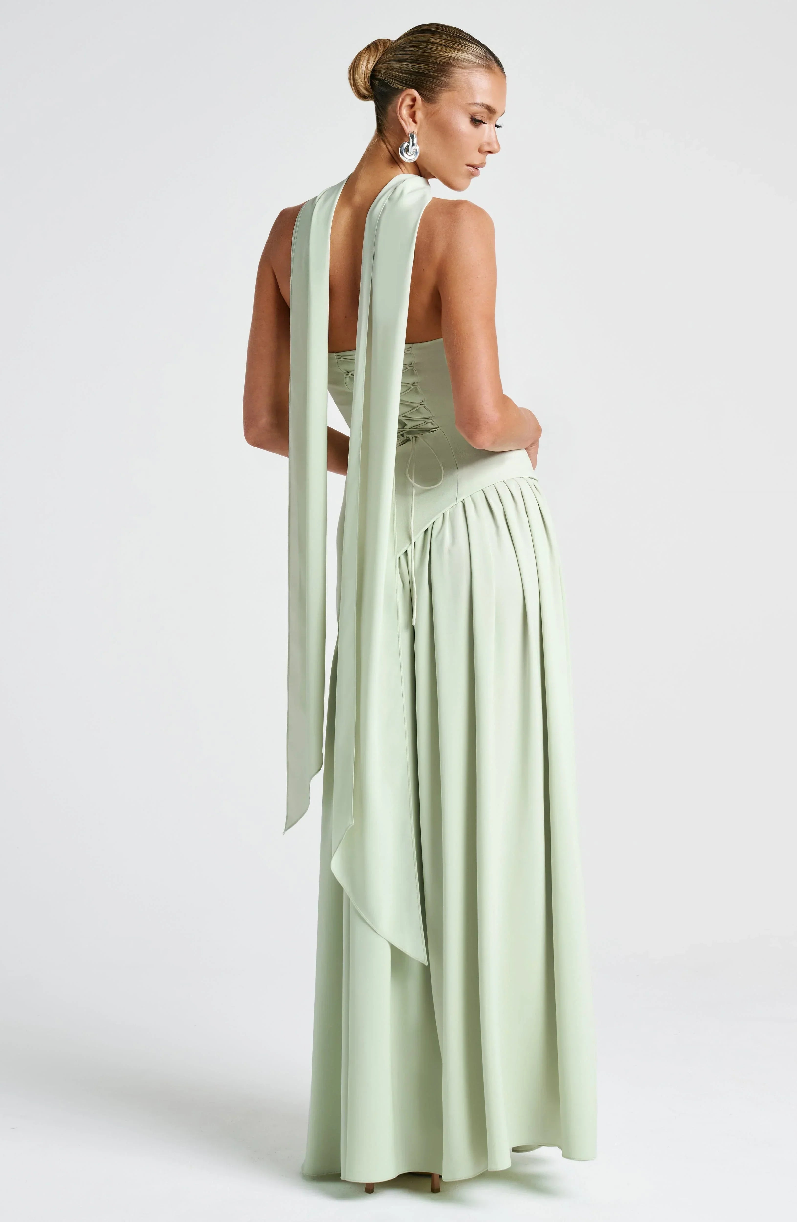 Elegante vestido largo de invitada de boda palabra de honor con corsé y abertura alta | Maxi