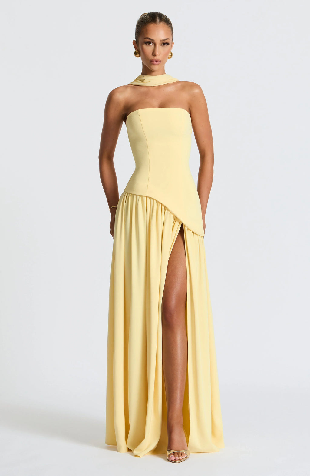 Elegante vestido largo de invitada de boda palabra de honor con corsé y abertura alta | Maxi