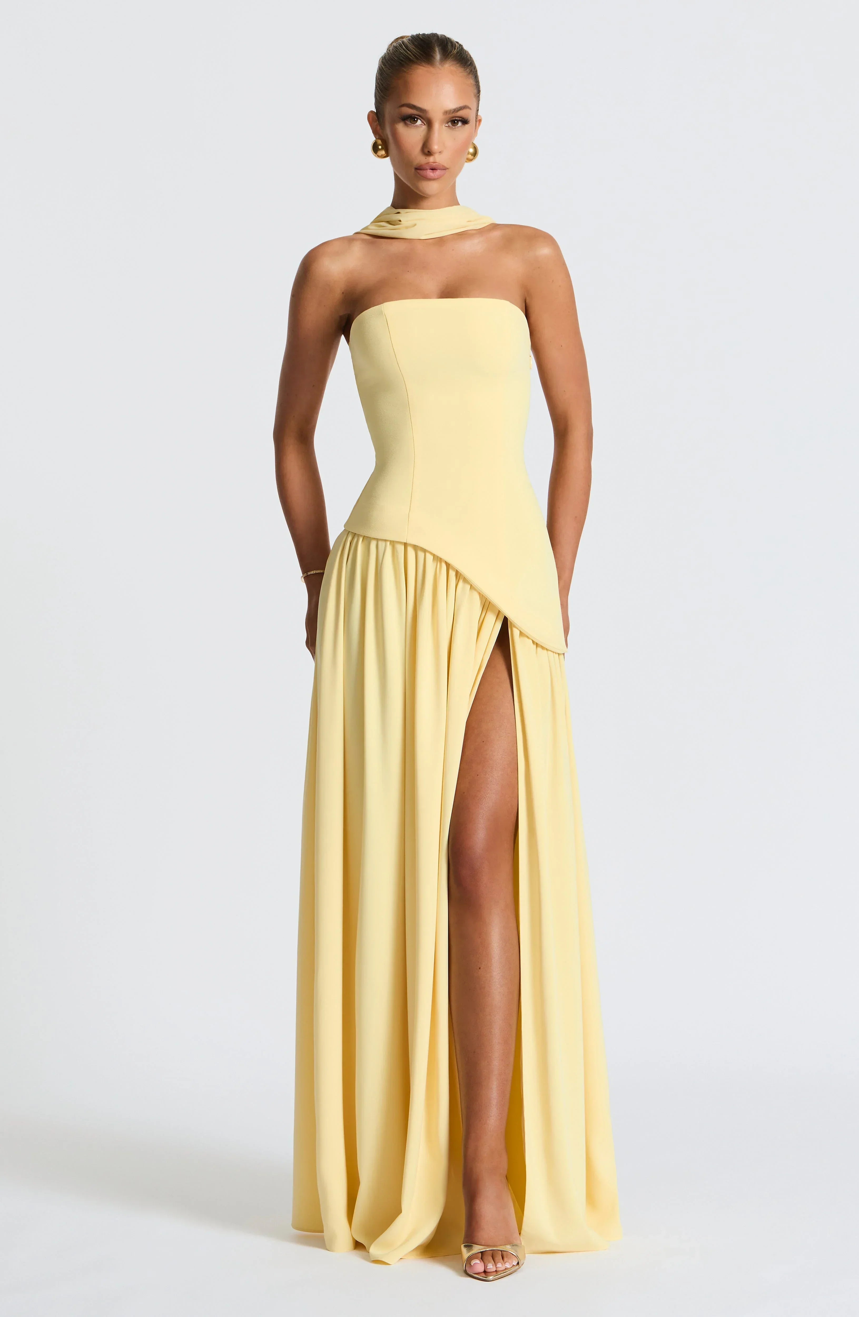 Elegante vestido largo de invitada de boda palabra de honor con corsé y abertura alta | Maxi