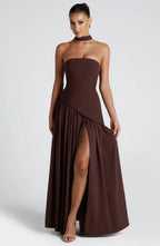 Elegante vestido largo de invitada de boda palabra de honor con corsé y abertura alta | Maxi