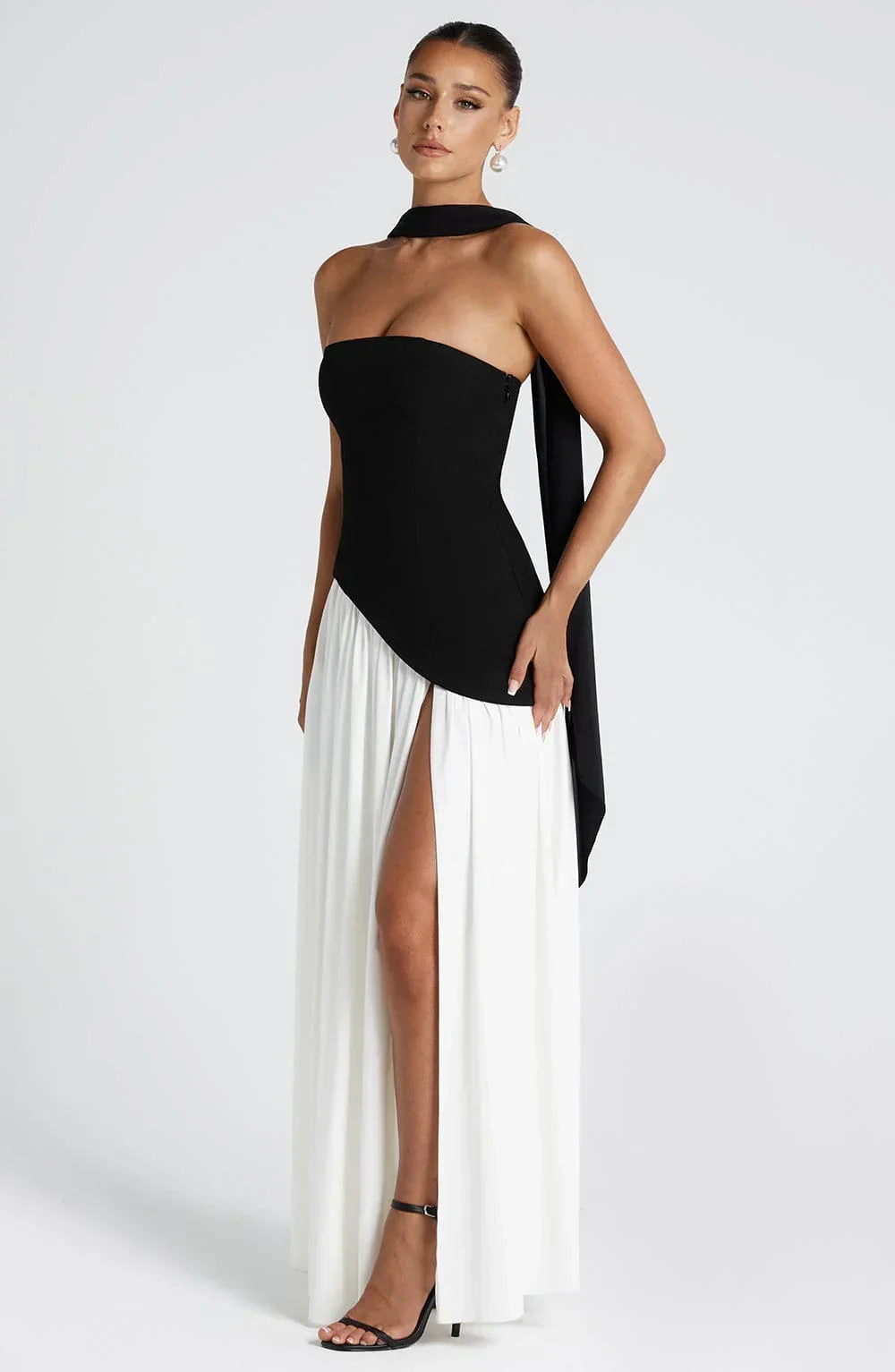 Elegante vestido largo de invitada de boda palabra de honor con corsé y abertura alta | Maxi