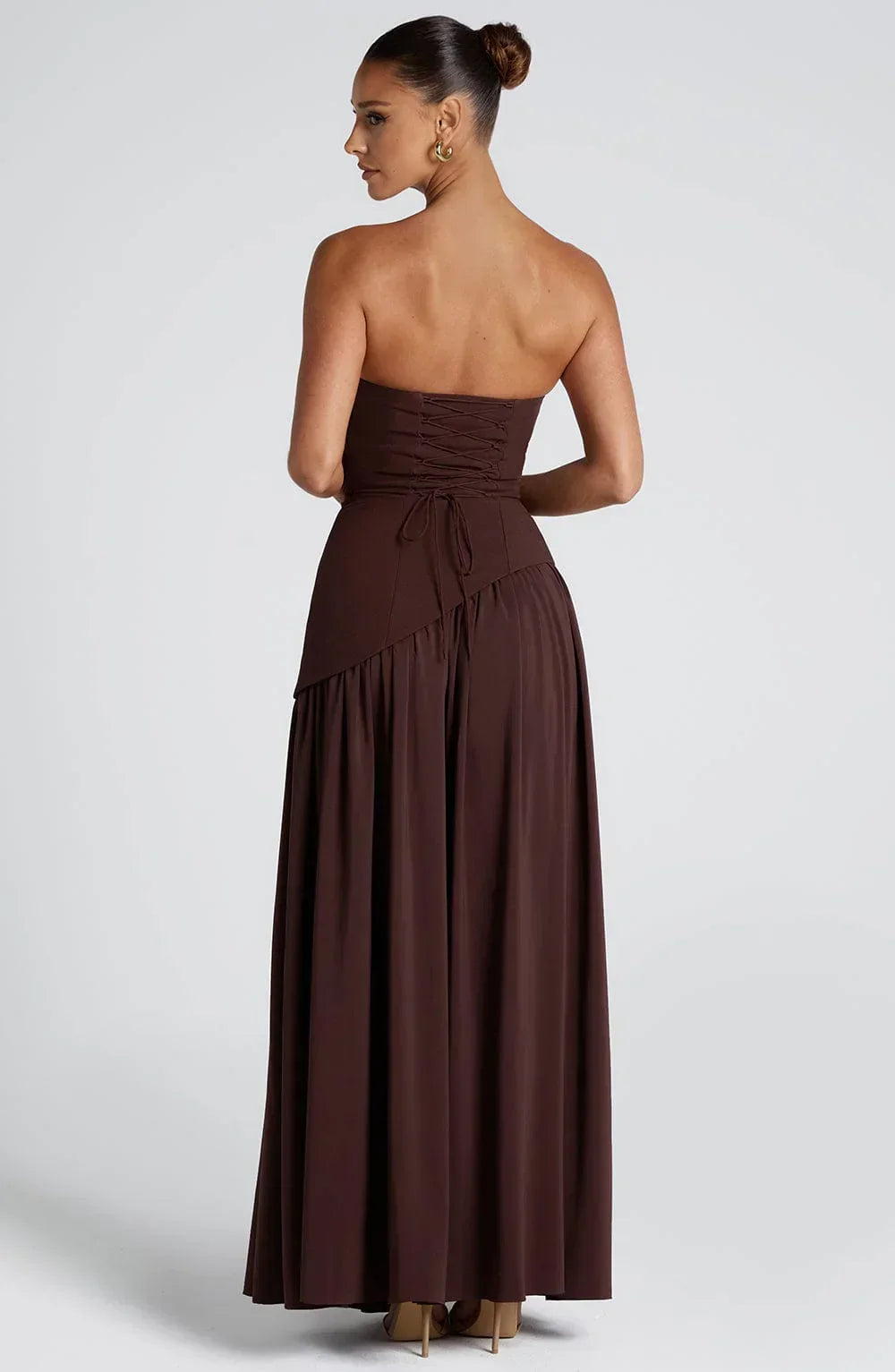 Elegante vestido largo de invitada de boda palabra de honor con corsé y abertura alta | Maxi