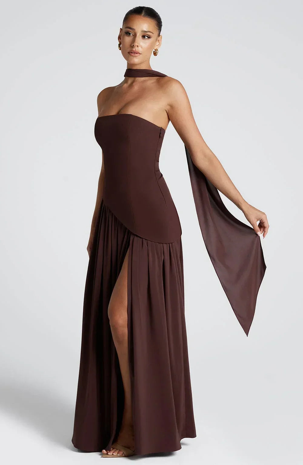Elegante vestido largo de invitada de boda palabra de honor con corsé y abertura alta | Maxi