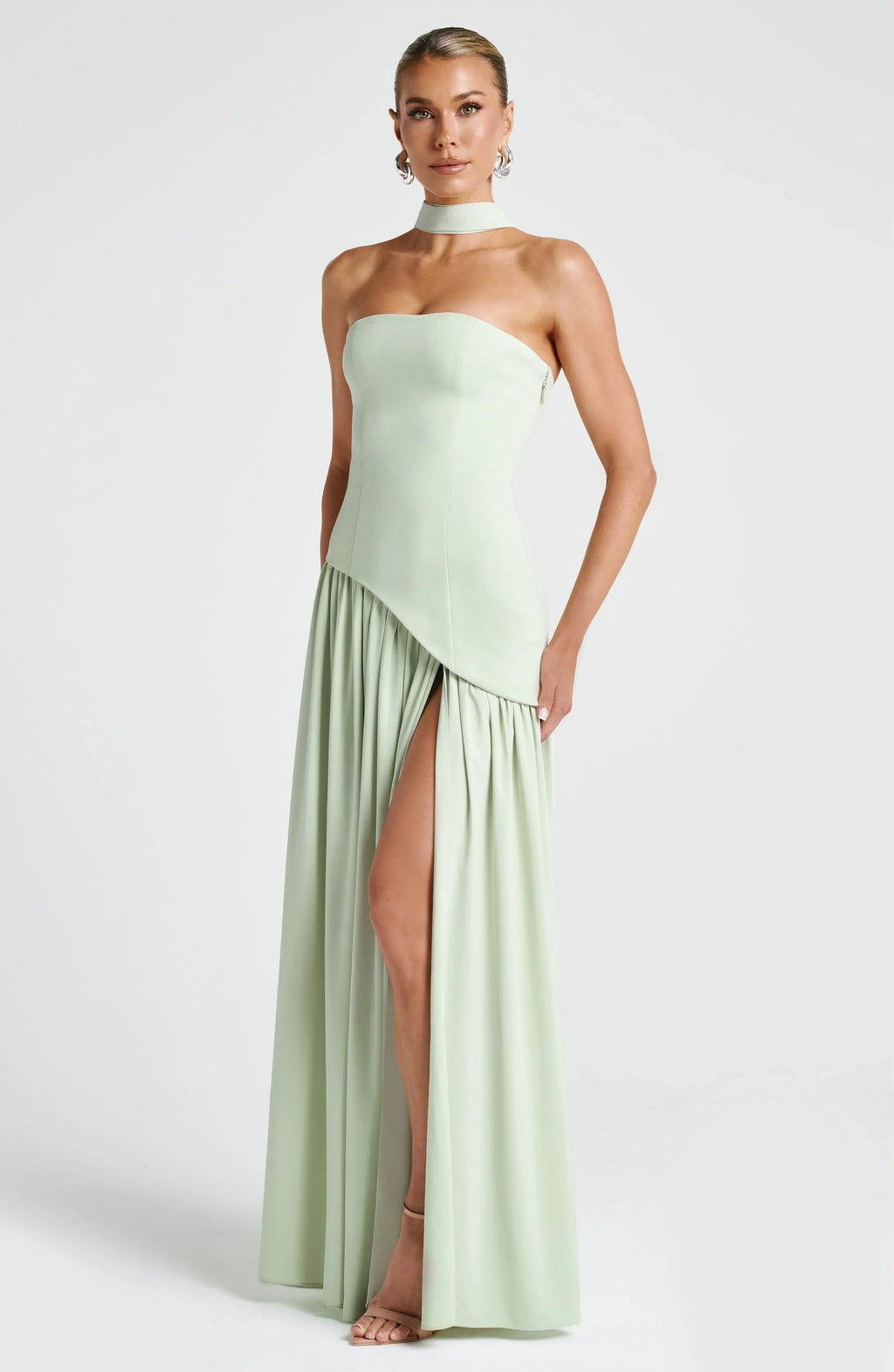Elegante vestido largo de invitada de boda palabra de honor con corsé y abertura alta | Maxi