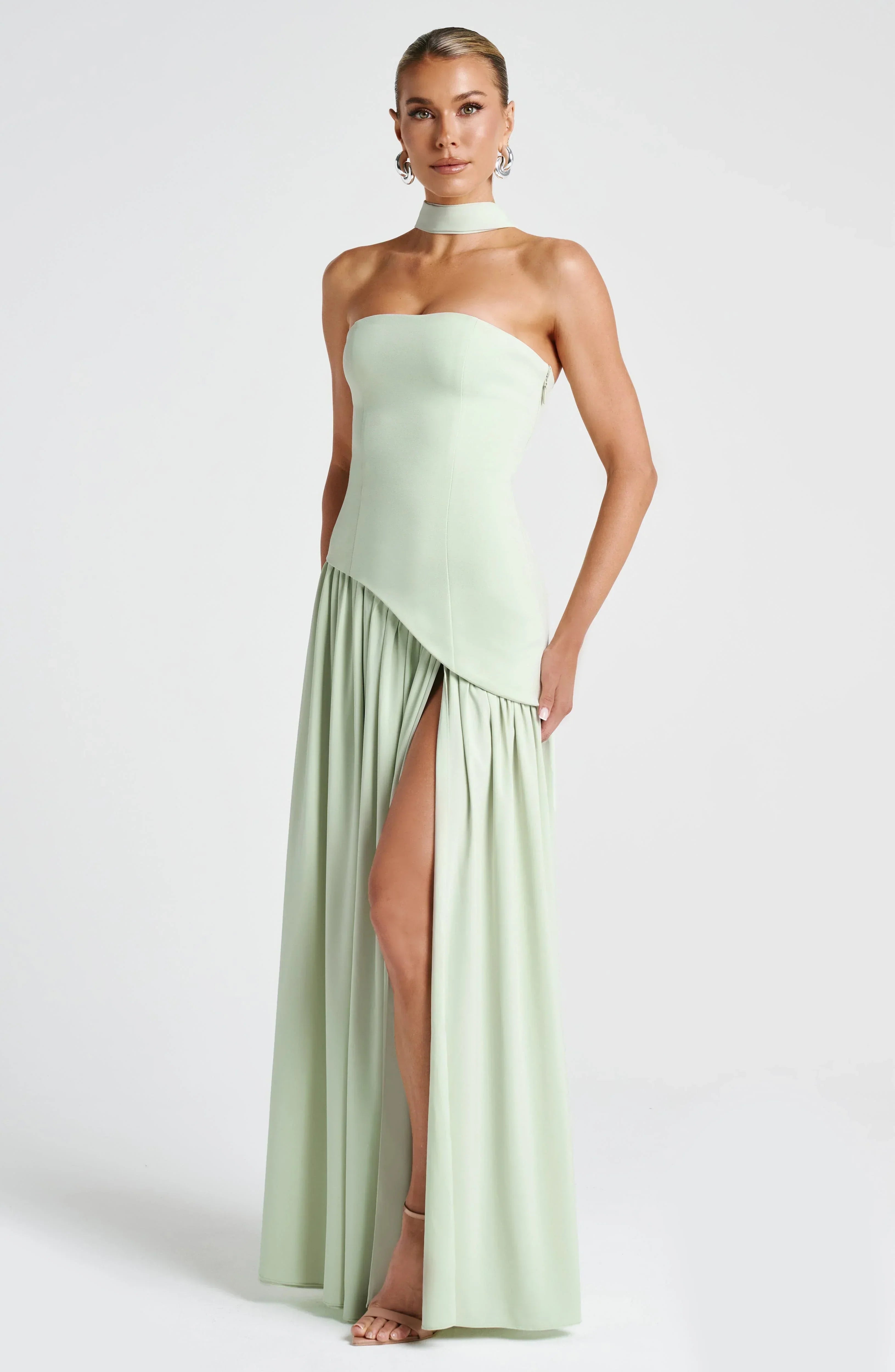 Elegante vestido largo de invitada de boda palabra de honor con corsé y abertura alta | Maxi