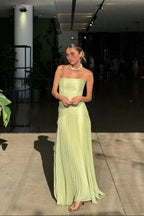 Elegante vestido largo verde plisado de invitada de boda | Maxi