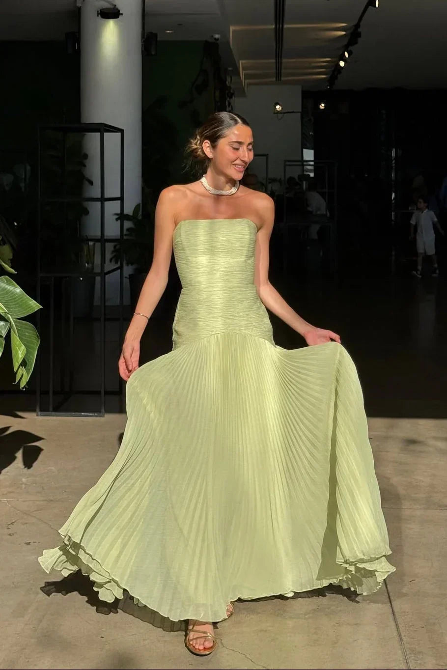 Elegante vestido largo verde plisado de invitada de boda | Maxi
