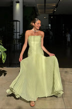 Elegante vestido largo verde plisado de invitada de boda | Maxi