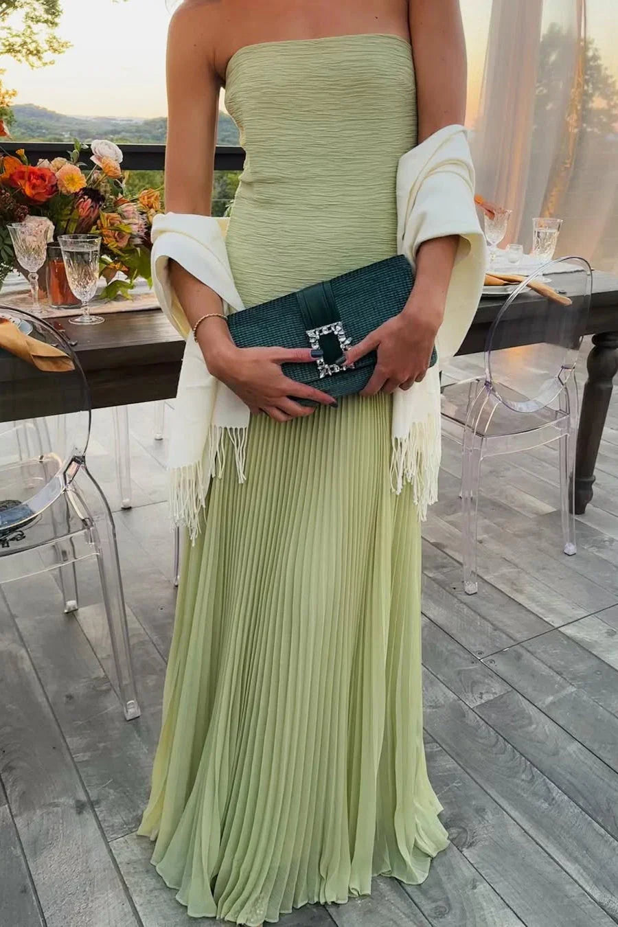 Elegante vestido largo verde plisado de invitada de boda | Maxi